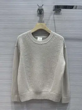 Класически вълнен пуловер с кръгло деколте за началото на есента. Фиксирана боядисана прежда има много наситен тон