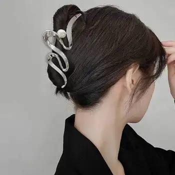 Нишевая дизайнерски метална шнола-шнола за коса за жени с по-голям обем на косата в задната част на главата, шапки с перлената заколкой под формата на акула
