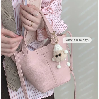 Новата модерна дамска чанта 2023 Проста bag-чанта с висококачествена класическа чанта през рамо от изкуствена кожа, универсална малка чанта през рамо