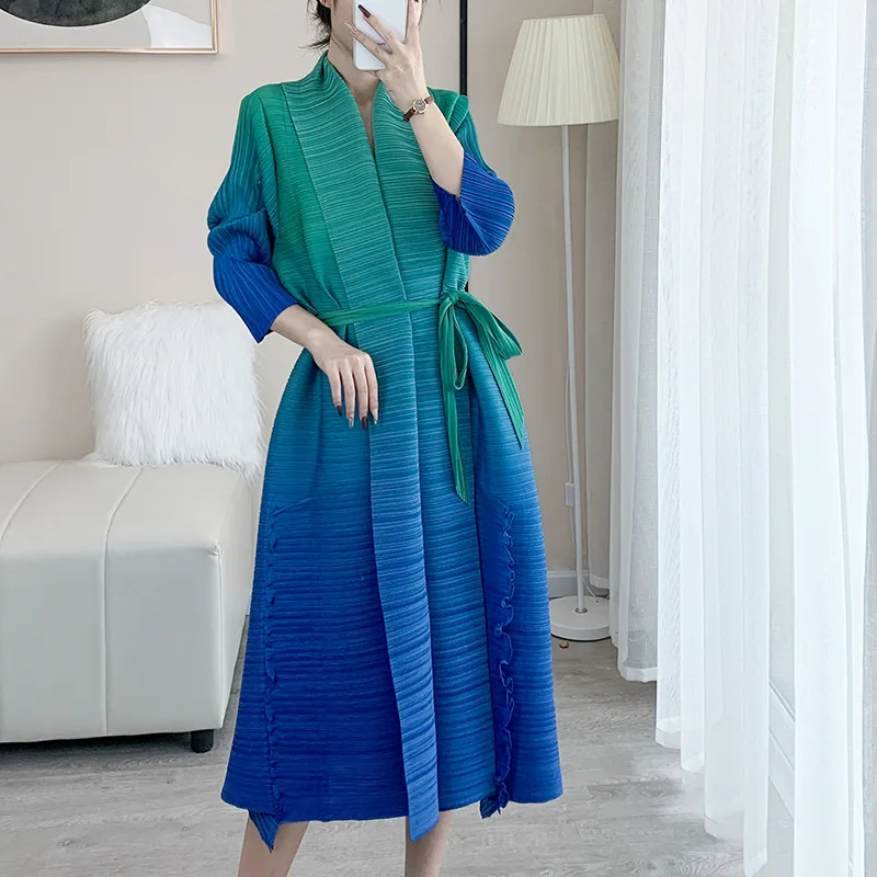 2023 Ново плиссированное висококачествено модерно рокля Miyake с градиентным темперамент, V-образно деколте, свободен тънък колан, женски ежедневното вечерна рокля