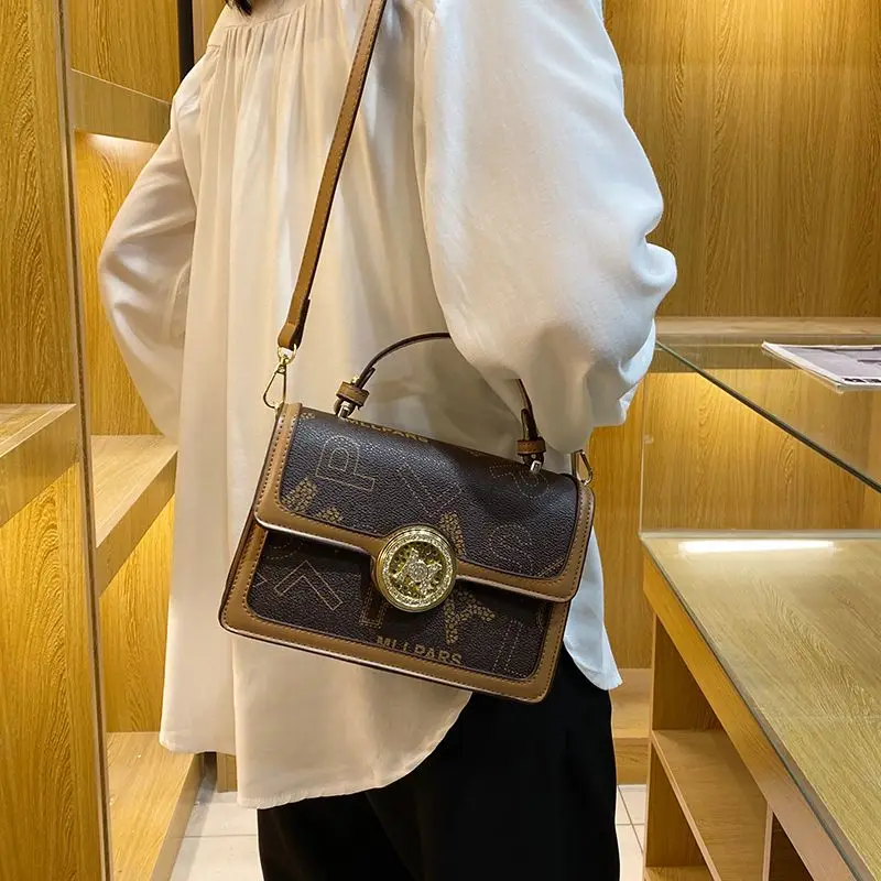 2023 Новата модерна универсална висококачествена набивная чанта за крайградски пътувания, малка квадратна чанта, чанта на едно рамо, наклонена чанта